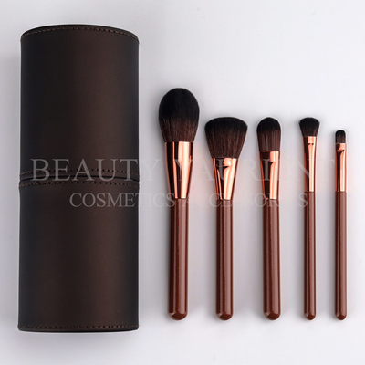 Η καφετιά ξύλινη λαβή Makeup τη βούρτσα Makeup 5 κομματιού που τίθεται βουρτσίζει με τον κύλινδρο PU